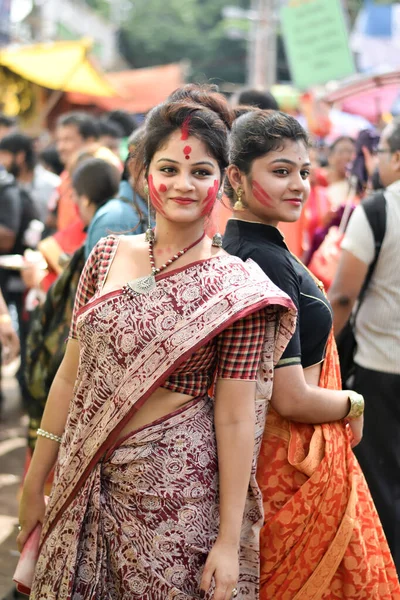 Kolkata, Hindistan 8 Ekim 2019; Kolkata 'daki Sarbojanin' de Durga pujasının son gününde kadınlar Sindur Khela 'da bir puja pandalına katılıyor. — Stok fotoğraf