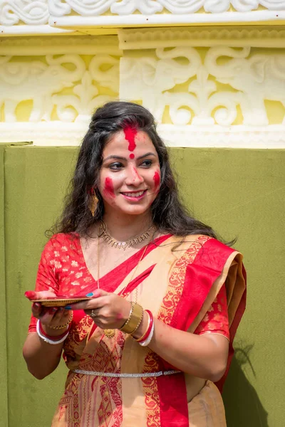 Kolkata, India - 8 oktober 2019; Vrouwen nemen deel aan Sindur Khela op een puja pandal op de laatste dag van Durga puja in Baghbazar Sarbojanin in Kolkata — Stockfoto