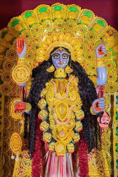 Diosa Kali ídolo decorado en Puja pandal, Kali puja también conocido como Shyama Puja o Mahanisha Puja, es un festival dedicado a la diosa hindú Kali, celebrada en el día de la luna nueva en Bengala Occidental. — Foto de Stock