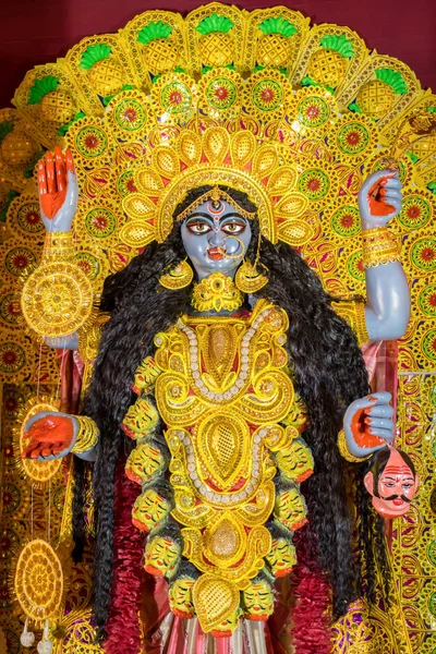 Bohyně Kali idol zdobené v Puja pandal, Kali puja také známý jako Shyama Puja nebo Mahanisha Puja, je festival věnovaný hinduistické bohyni Kali, slaví na nový měsíc den v západním Bengálsku. — Stock fotografie