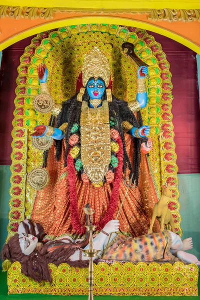 カーリ女神の偶像は法会パンダルで飾られ、カーリ法会はシャマ法会またはマハーニーシャ法会とも呼ばれ、西ベンガルの新しい月の日に祝われるヒンズー教の女神カーリに捧げられた祭りです。. — ストック写真