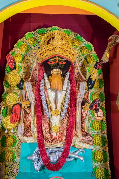 カーリ女神の偶像は法会パンダルで飾られ、カーリ法会はシャマ法会またはマハーニーシャ法会とも呼ばれ、西ベンガルの新しい月の日に祝われるヒンズー教の女神カーリに捧げられた祭りです。. — ストック写真