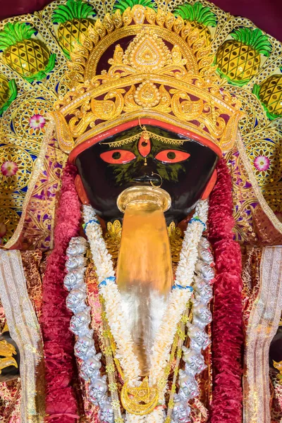 Ідол богині Калі, прикрашений в Puja pandal, Kali puja, також відомий як Shyama Puja або Mahanisha Puja - свято присвячене індуїстській богині Калі, яке відзначається в день нового місяця в Західній Бенгалії.. — стокове фото