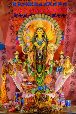 Kolkata, Batı Bengal 'de renkli ışıkta çekilen Durga Puja pandalında tanrıça Durga idolü. Durga Puja, Hinduizm 'in en büyük dini festivali ve şimdi dünya çapında kutlanıyor..