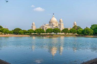 Victoria Memorial Kolkata 'nın arka planda canlı karamsar gökyüzü manzarası. Victoria Anıtı, 1921 yılında Hindistan 'daki Kolkata' da Kraliçe Victoria anısına inşa edilmiş bir anıt ve müzedir.