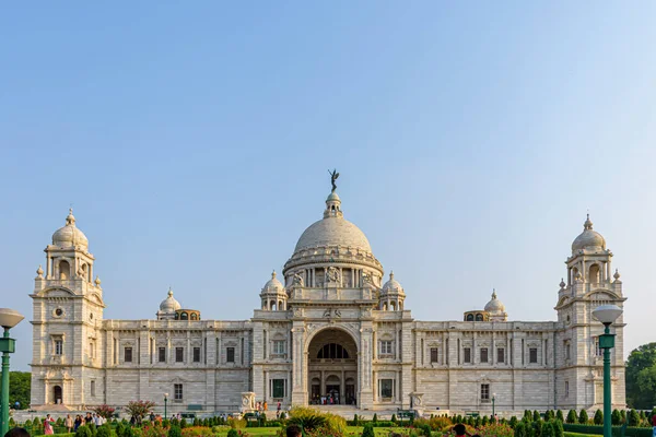 Victoria Memorial Kolkata 'nın arka planda canlı karamsar gökyüzü manzarası. Victoria Anıtı, 1921 yılında Hindistan 'daki Kolkata' da Kraliçe Victoria anısına inşa edilmiş bir anıt ve müzedir.