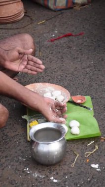 Hint Hindu halkı, Mahalaya Paksha ve Sola Shraddha 'da ölen büyüklerinin ruhlarının kurtarılması için tanrıya 
