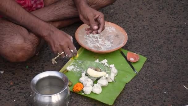 Les Indiens Hindous Offrent Fidèlement Tarpan Divin Pour Libération Âme — Video