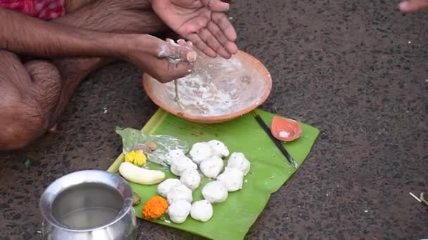 Hindusi Wiernie Ofiarowują Tarpan Boskości Wyzwolenie Duszy Zmarłych Starszych Mahalaya — Wideo stockowe