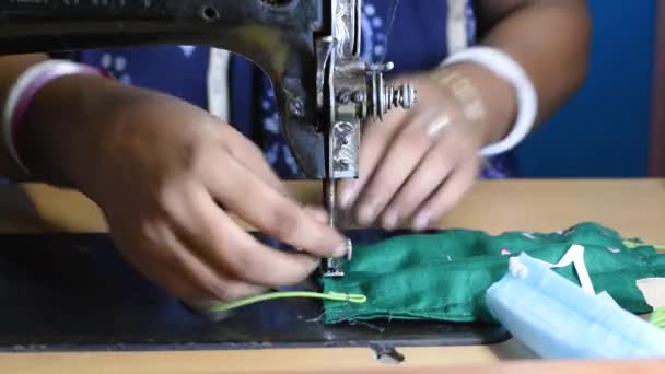Индийская Женщина Работает Старой Швейной Машине Делает Домашние Маски Лица — стоковое видео