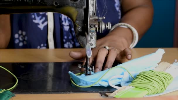 Indiase Vrouw Werkt Aan Oude Naaimachine Het Maken Van Zelfgemaakte — Stockvideo