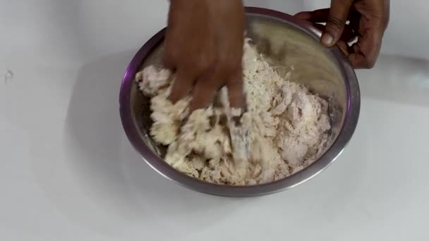 Γρήγορα Χέρια Μιας Γυναίκας Που Ετοιμάζει Ζύμη Για Roti Paratha — Αρχείο Βίντεο