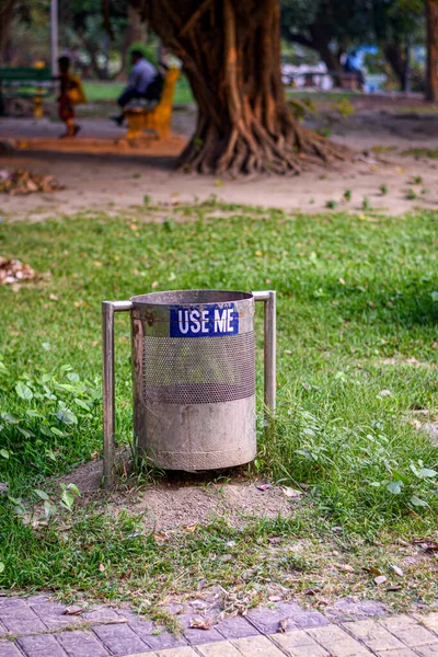 Ein Bild Von Metallischen Mülltonnen Einem Park See Und Use — Stockfoto