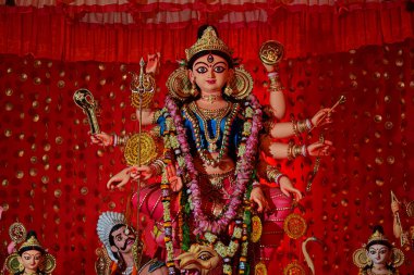Kolkata, Batı Bengal 'de renkli ışıkta çekilen Durga Puja pandalında tanrıça Durga idolü. Durga Puja, Hinduizm 'in en büyük dini festivali ve şimdi dünya çapında kutlanıyor..