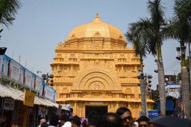 Durga Puja Pandalı 'nın resmi, Durga Puja Hinduizm' in en büyük dini festivali. Renkli ışıkta, Batı Bengal, Hindistan 'da Ekim 2018' de çekildi.