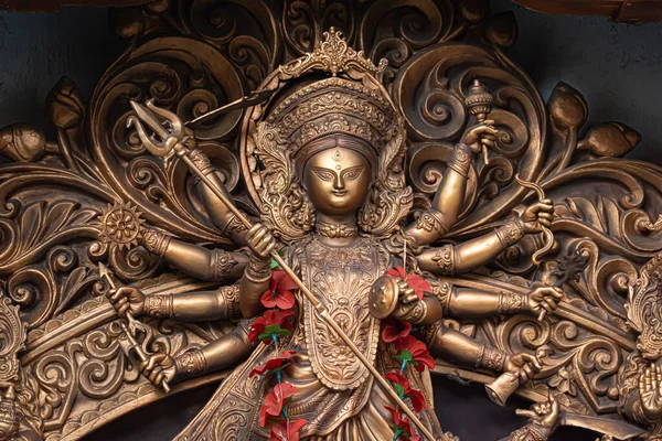 ドゥルガの女神の偶像は インドの西ベンガル州コルカタのカラーライトで撮影された装飾されたドゥルガ 法会のパンダルです ドゥルガ プラハはヒンズー教最大の宗教祭で 現在世界中で祝われています — ストック写真