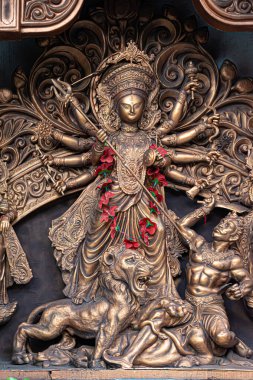 Kolkata, Batı Bengal 'de renkli ışıkta çekilen Durga Puja pandalında tanrıça Durga idolü. Durga Puja, Hinduizm 'in en büyük dini festivali ve şimdi dünya çapında kutlanıyor..