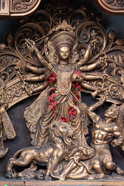 Kolkata, Batı Bengal 'de renkli ışıkta çekilen Durga Puja pandalında tanrıça Durga idolü. Durga Puja, Hinduizm 'in en büyük dini festivali ve şimdi dünya çapında kutlanıyor..