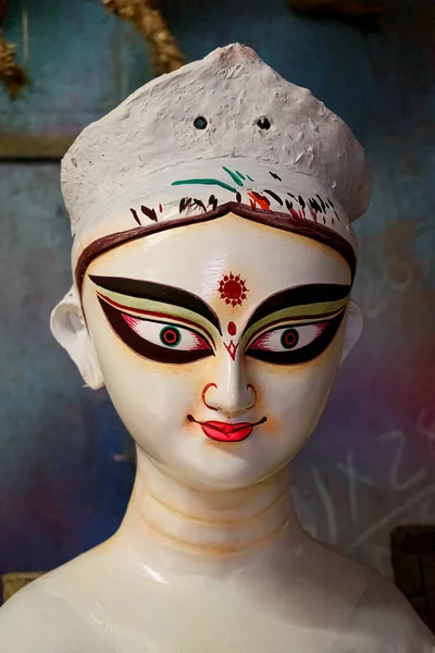 在加尔各答的一个陶工工作室拍摄德维 杜尔加女神的粘土偶像特写前 即将到来的杜尔加 — 图库照片