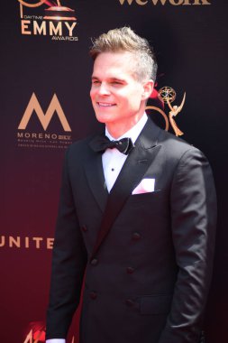 Greg Rikaart Pasadena, Ca 'da 2019 Daytime Emmy Ödülleri' ne katılıyor. Fotoğraf: Michael Mattes / michaelmattes.com