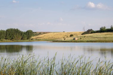 Bulgaristan'da sakin bir göl tarafından Lonely kabin