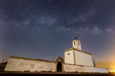 Iglesia de las Salinas Cabo de Gata üzerinde Samanyolu