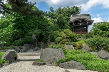 Japon tapınağının yanındaki kum ve bitkiler