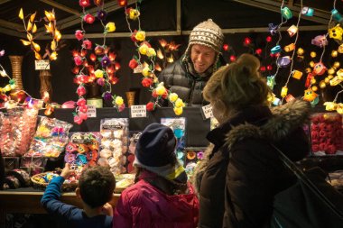 Londra, İngiltere; 16 Kasım 2016; Bir noel pazarında büyükanneleri ile iki heyecanlı çocuklar