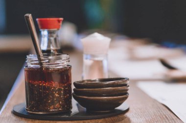 Ramen ve gyoza için biber yağı, soya sosu ve pirinç sirkesi seti