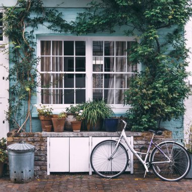 Notting Hill renkli bir evin önünde Bisiklet
