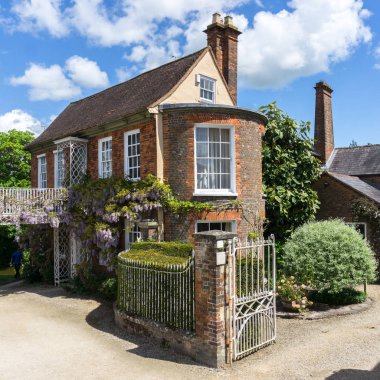 Mavi gökyüzü ile güneşli bir günde güzel bir ev