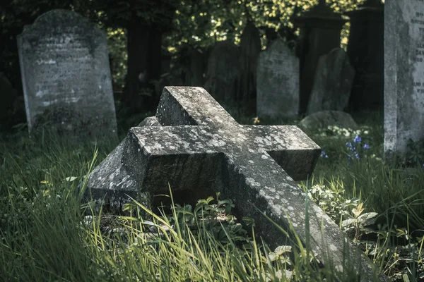 Fallen cross in the cemetery — Stock Photo, Image