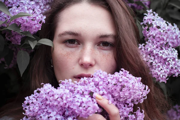 Mode Foto Vacker Ung Kvinna Omgiven Blommor — Stockfoto