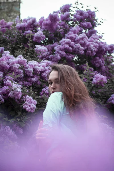 Photo Mode Belle Jeune Femme Entourée Fleurs — Photo