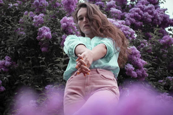 Foto Moda Bela Jovem Rodeada Flores — Fotografia de Stock