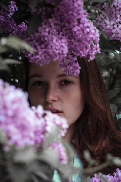 Photo Mode Belle Jeune Femme Entourée Fleurs — Photo