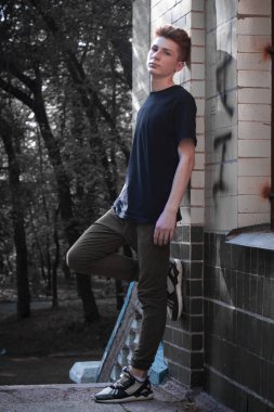 Genç, yakışıklı sarışın adam. Dergi kapağı fotoğrafı, profesyonel çekim.