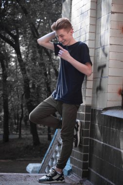 Genç, yakışıklı sarışın adam. Dergi kapağı fotoğrafı, profesyonel çekim.