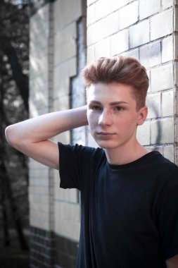 Genç, yakışıklı sarışın adam. Dergi kapağı fotoğrafı, profesyonel çekim.