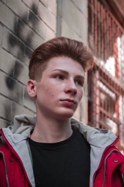 Genç, yakışıklı sarışın adam. Dergi kapağı fotoğrafı, profesyonel çekim.