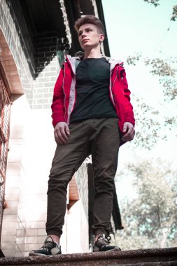 Genç, yakışıklı sarışın adam. Dergi kapağı fotoğrafı, profesyonel çekim.