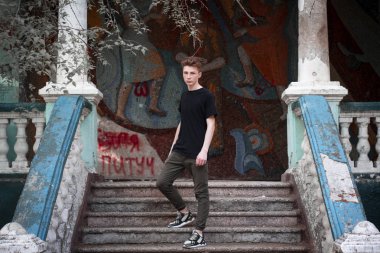 Genç, yakışıklı sarışın adam. Dergi kapağı fotoğrafı, profesyonel çekim.