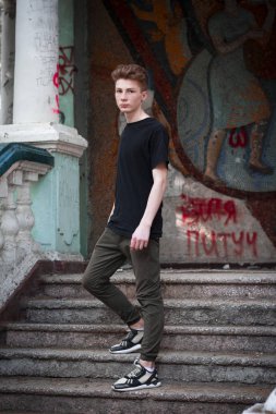 Genç, yakışıklı sarışın adam. Dergi kapağı fotoğrafı, profesyonel çekim.