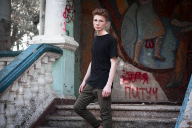 Genç, yakışıklı sarışın adam. Dergi kapağı fotoğrafı, profesyonel çekim.