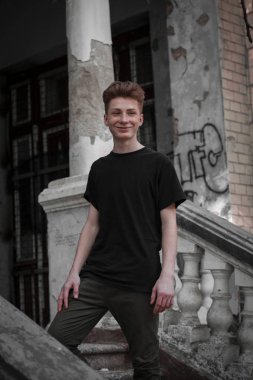 Genç, yakışıklı sarışın adam. Dergi kapağı fotoğrafı, profesyonel çekim.