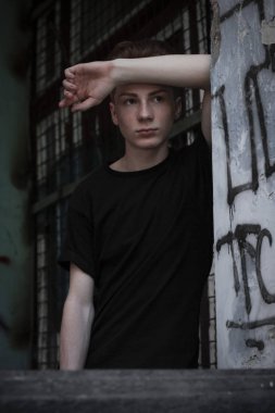 Genç, yakışıklı sarışın adam. Dergi kapağı fotoğrafı, profesyonel çekim.