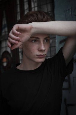 Genç, yakışıklı sarışın adam. Dergi kapağı fotoğrafı, profesyonel çekim.