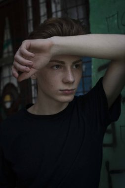 Genç, yakışıklı sarışın adam. Dergi kapağı fotoğrafı, profesyonel çekim.