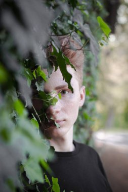 Genç, yakışıklı sarışın adam. Dergi kapağı fotoğrafı, profesyonel çekim.