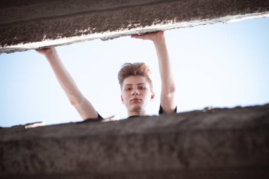 Genç, yakışıklı sarışın adam. Dergi kapağı fotoğrafı, profesyonel çekim.